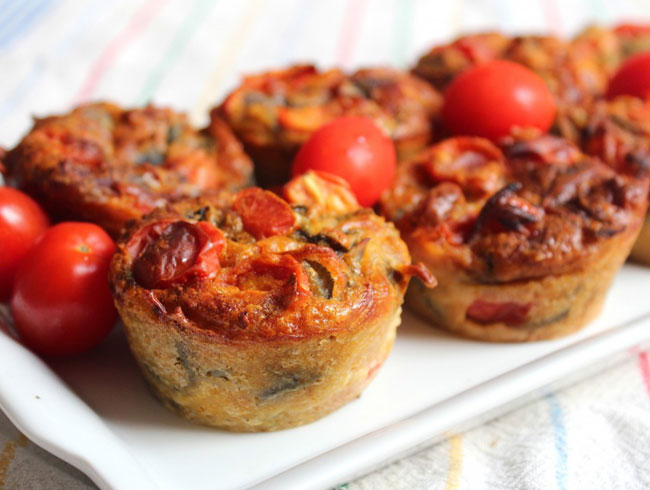 Muffin de queijo, tomate e manjericão